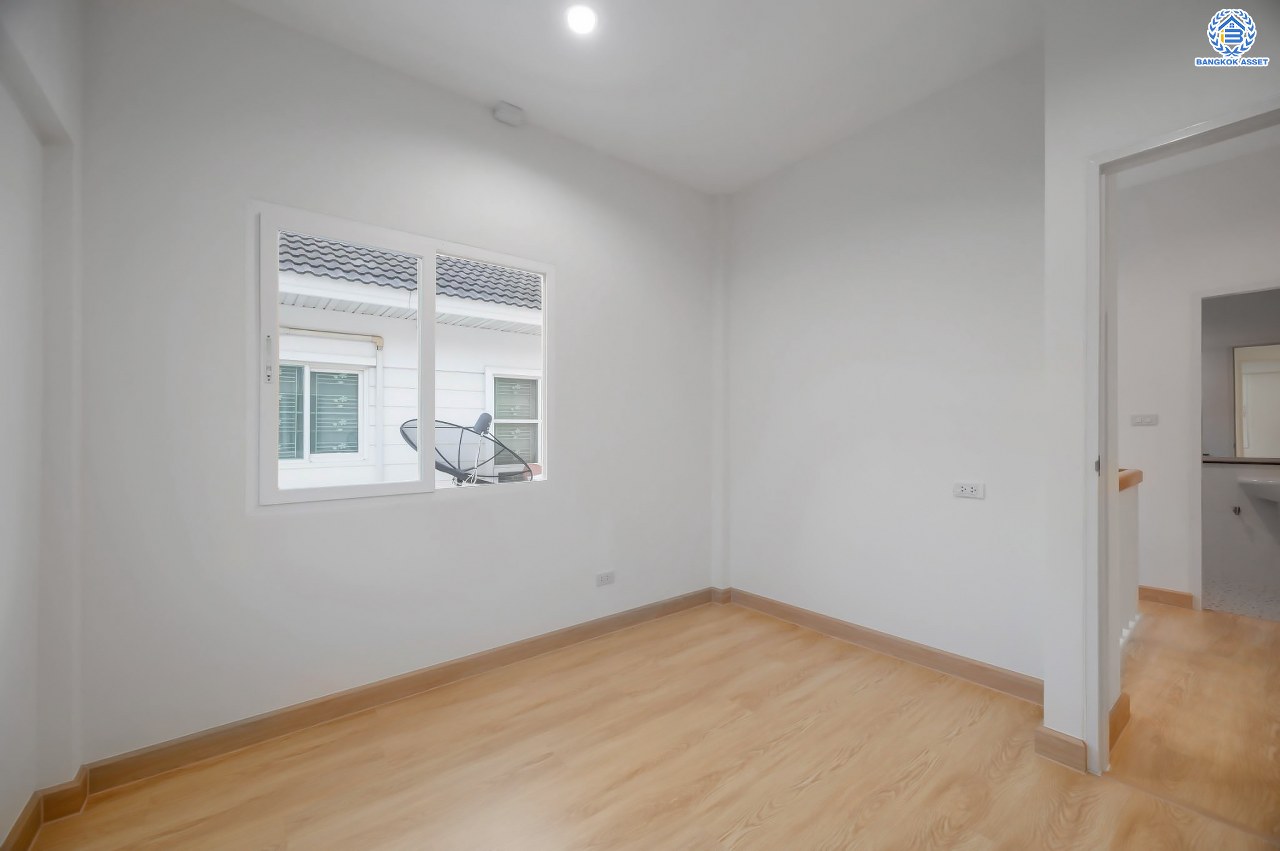 บ้านมือสองตกแต่งใหม่ โครงการ เดอะวิลล่า ราชพฤกษ์-ท่าอิฐ แบรนด์ Property Perfect เดินทางสะดวก เนื้อที่ 35.8 ตร.ว. ฟังก์ชัน 3 ห้องนอน 2 ห้องน้ำ จอดรถได้ 2 คัน บนทำเลเชื่อมต่อทั้ง ถ.รัตนาธิเบศร์ และถ.ราชพฤกษ์ และเพียง 10 นาทีถึงรถไฟฟ้า "สถานีบางรักน้อยท่าอิฐ"